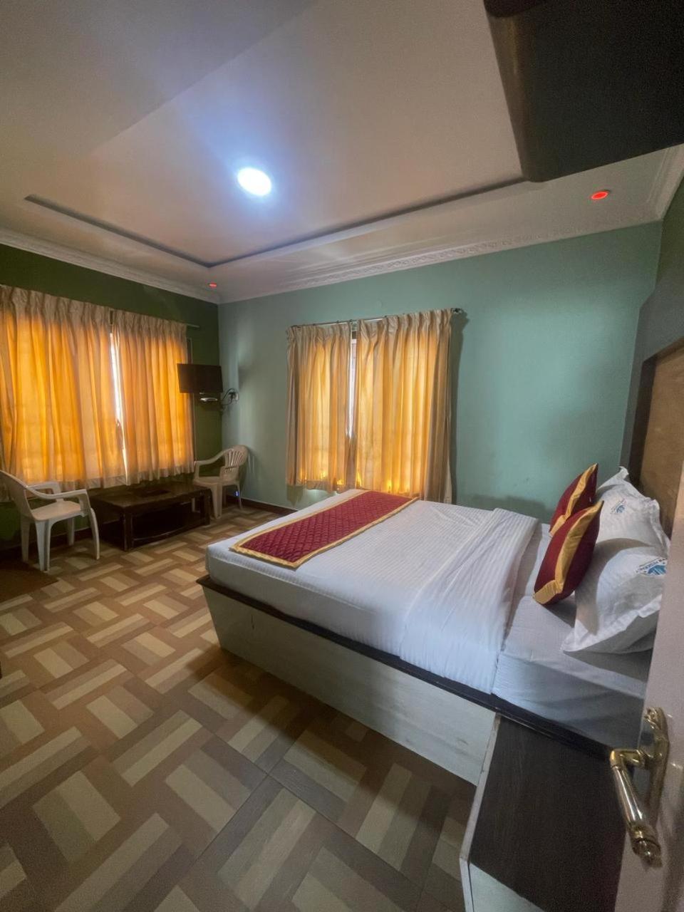 Готель Ooty Vpr Residency Екстер'єр фото