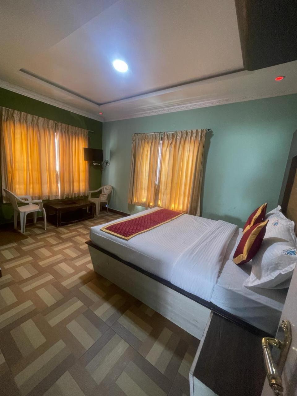 Готель Ooty Vpr Residency Екстер'єр фото